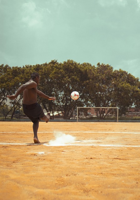 冲突谁来帮？ 兰特冷观队友冲突鼓掌谈笑：我跟人.